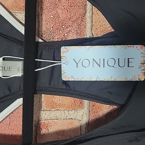Yonique 3 pcs swim set. Tank, shorts, sport bra swim top. Size XXL black & white - Picture 3 of 7